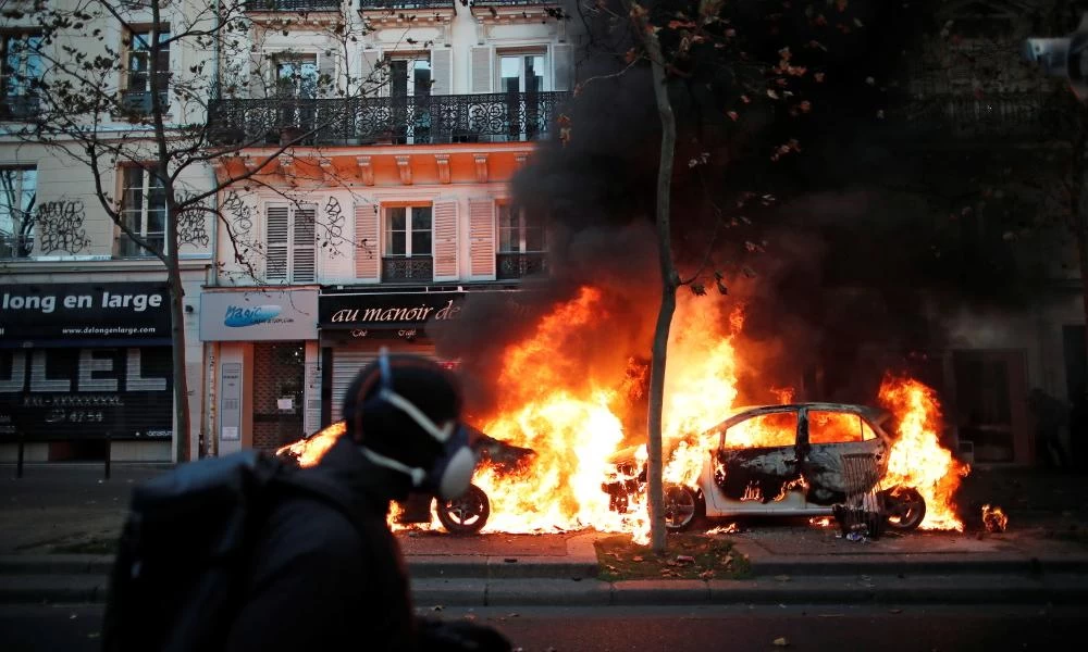 Παρίσι: Κουκουλοφόροι πυρπολούν αυτοκίνητα και σπάνε βιτρίνες